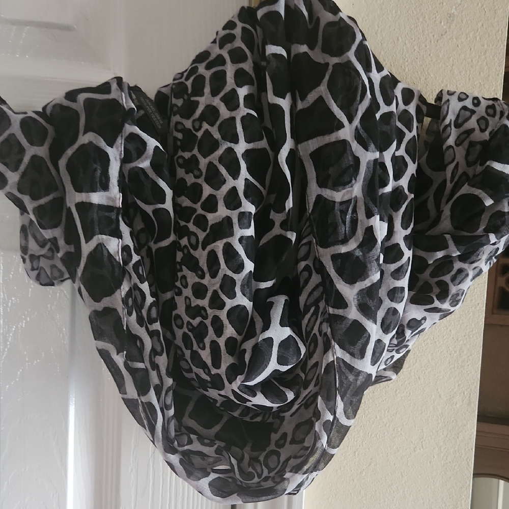 NWT, Elegant Black and White Animal Print Scarf - Picture 1 of 6